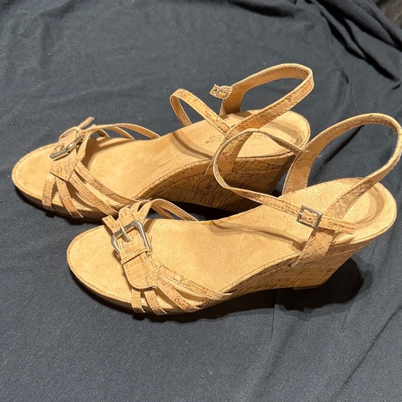 Women’s size 10 | AEROSOLES | Tan Wedges - Picture 1 of 7